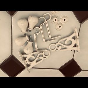 COPY - NW WHITE 5 BRACKETS AND 4 FINIALS SET